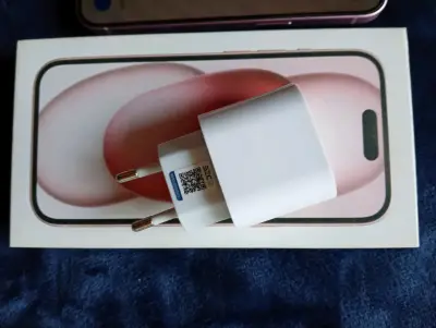 iPhone 15 con cargador en buen estado - miniatura 3