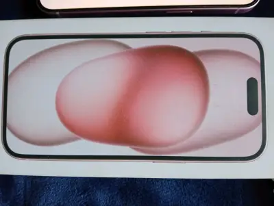 iPhone 15 con cargador en buen estado - miniatura 5