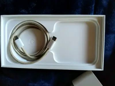 iPhone 15 con cargador en buen estado - miniatura 6