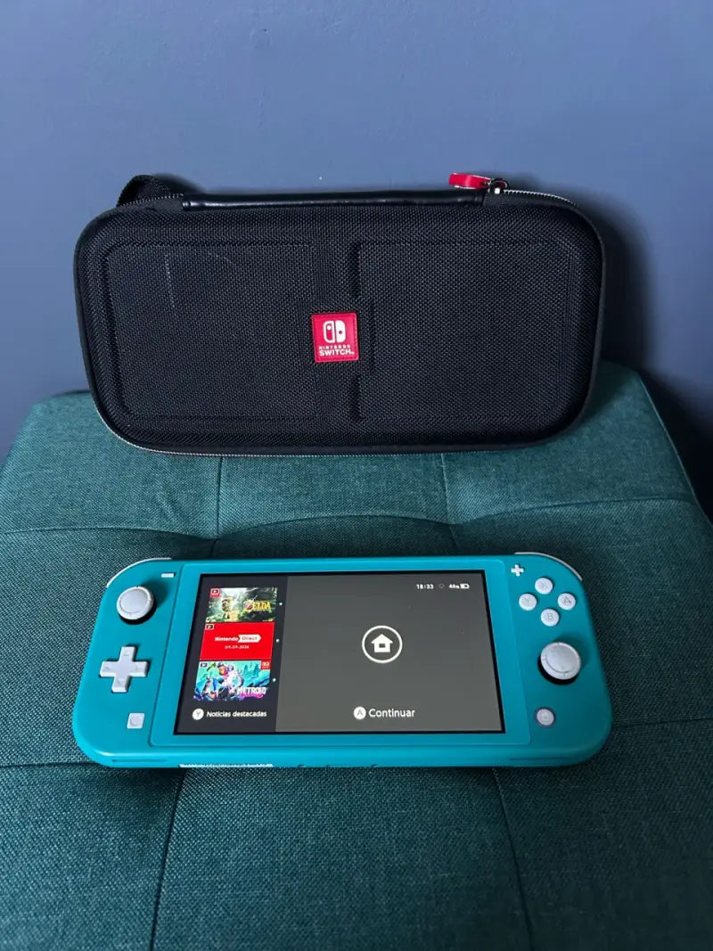 Nintendo Switch Lite turquesa con estuche y cargador - 1
