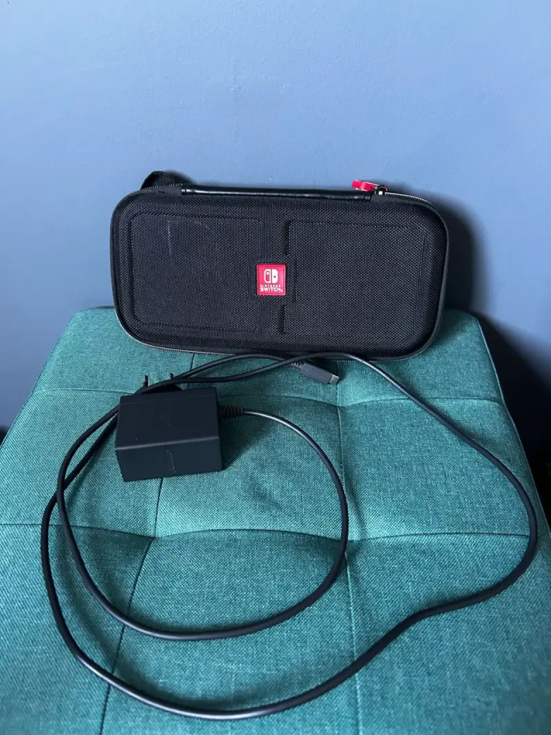 Nintendo Switch Lite turquesa con estuche y cargador - 2