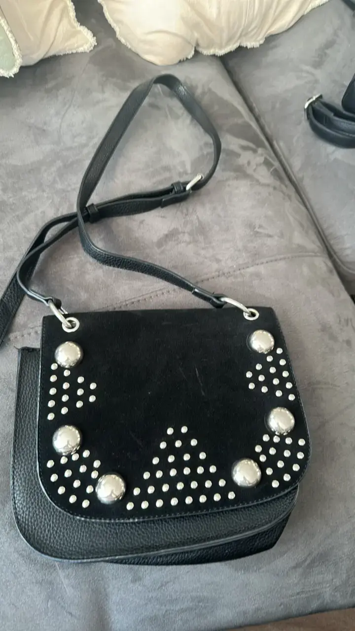 Cartera negra con tachas metálicas - 1