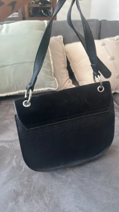 Cartera negra con tachas metálicas - miniatura 2