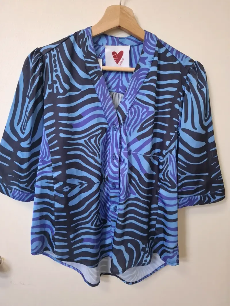 Blusa estampada azul y negra de manga corta - 2