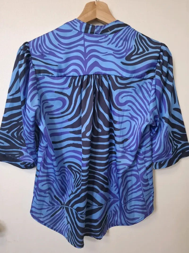 Blusa estampada azul y negra de manga corta - 3