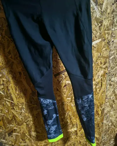 Leggings deportivos negros con detalles verdes - miniatura 1