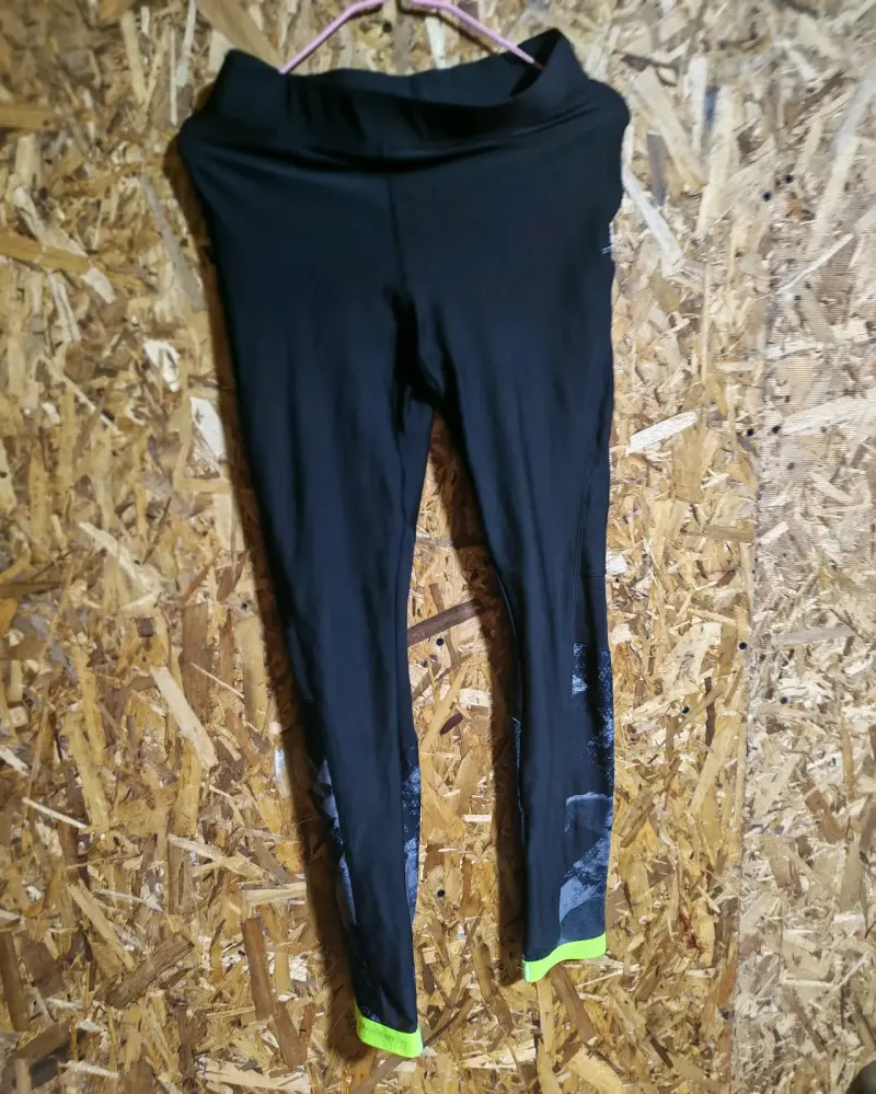 Leggings deportivos negros con detalles verdes - 2
