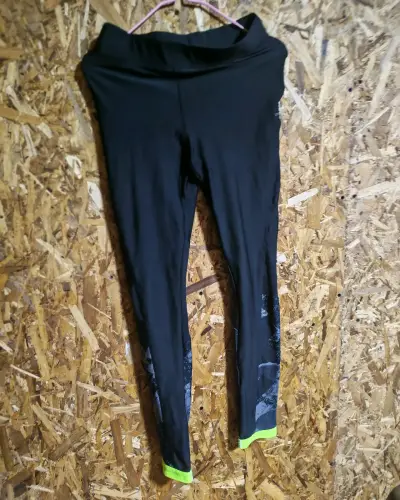 Leggings deportivos negros con detalles verdes - miniatura 2