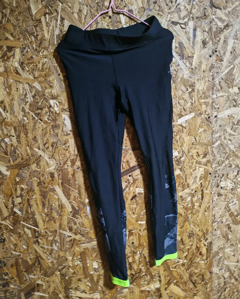 Leggings deportivos negros con detalles verdes - 3