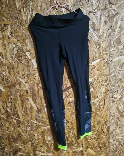 Leggings deportivos negros con detalles verdes - miniatura 3