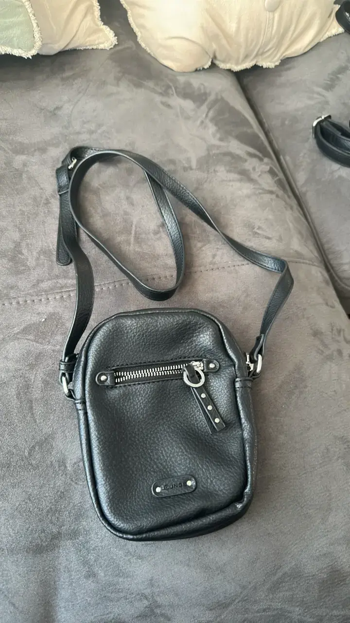 Bolso bandolera negro de cuero sintético - 1