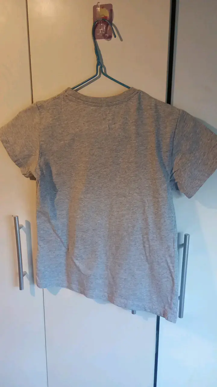Polera gris para niño con diseño de camión - 3