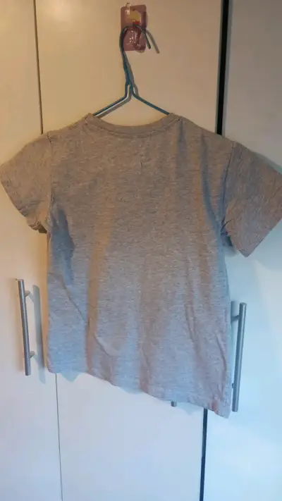Polera gris para niño con diseño de camión - miniatura 3
