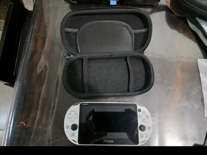 PS Vita Slim blanca excelente estado, con sd 128gb - 3