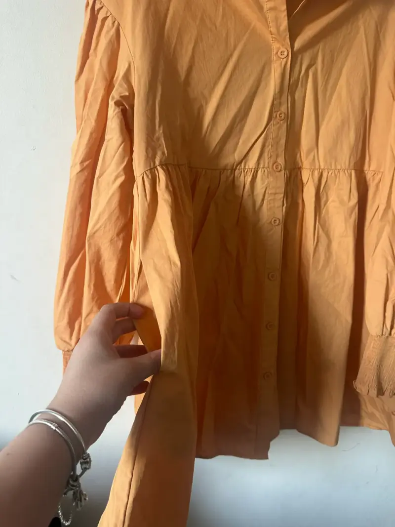 Blusa larga mostaza con mangas abullonadas