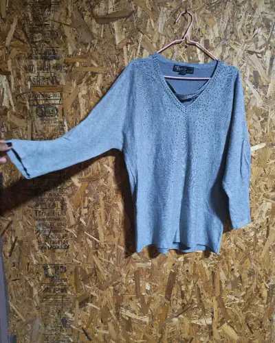 Suéter gris de mujer con cuello en V - miniatura 1
