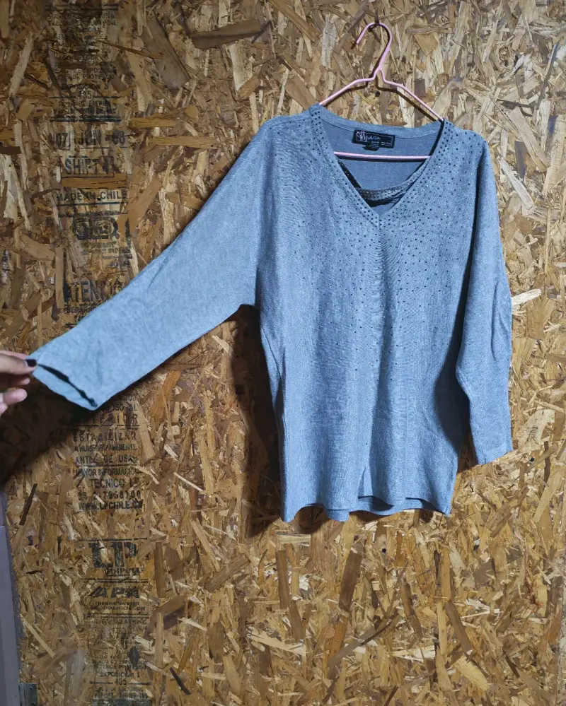 Suéter gris de mujer con cuello en V - 2