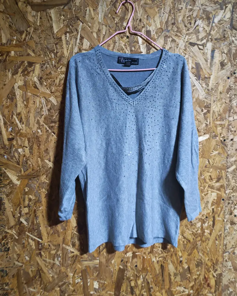 Suéter gris de mujer con cuello en V - 3