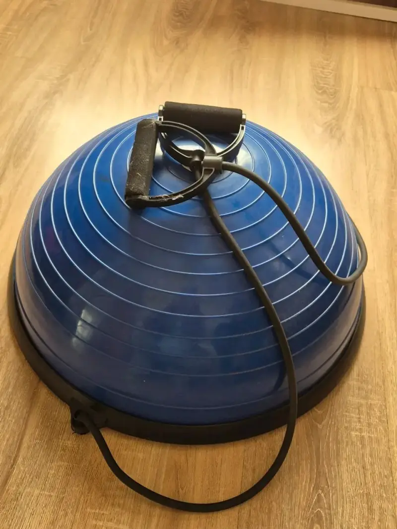 Balón de equilibrio azul con bandas de resistencia