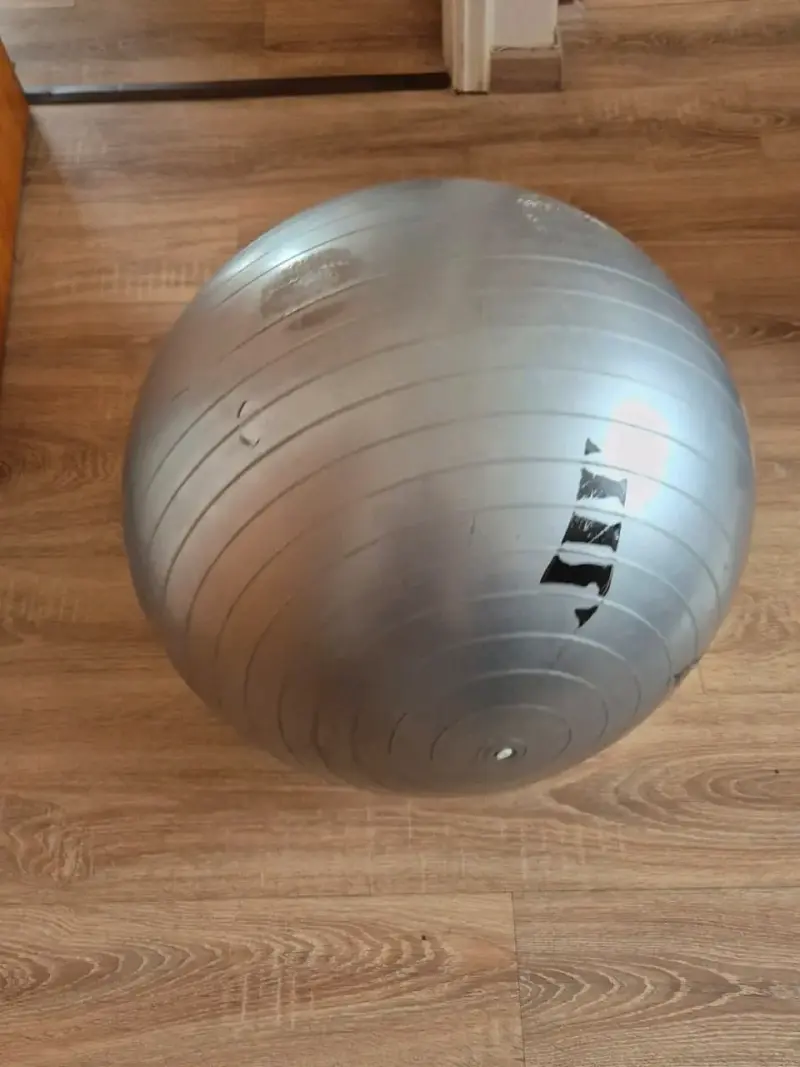 Pelota de ejercicio plateada con válvula