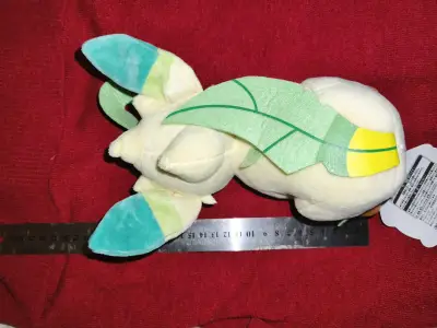 Peluche de Pokémon Leafeon aprox 20 cm - miniatura 2