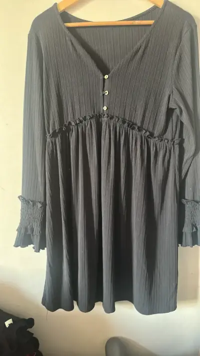 Vestido negro con botones y mangas largas - miniatura 1
