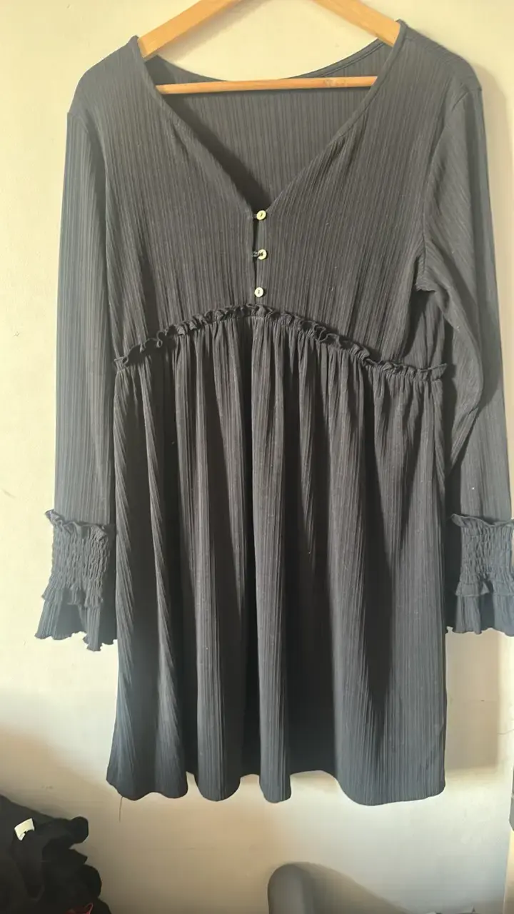 Vestido negro con botones y mangas largas - 2