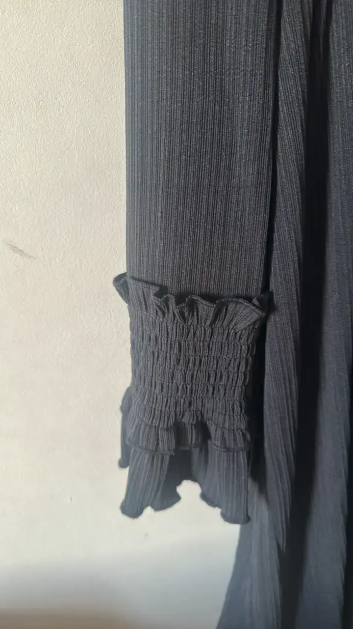 Vestido negro con botones y mangas largas - 3