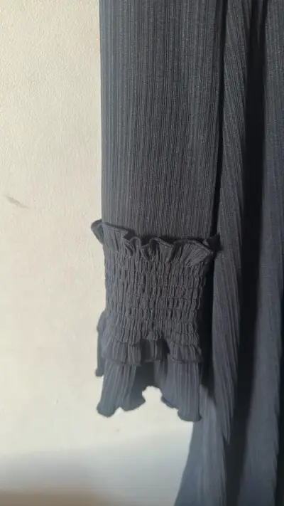 Vestido negro con botones y mangas largas - miniatura 3