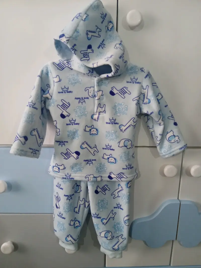 Conjunto polar para bebé con capucha estampado