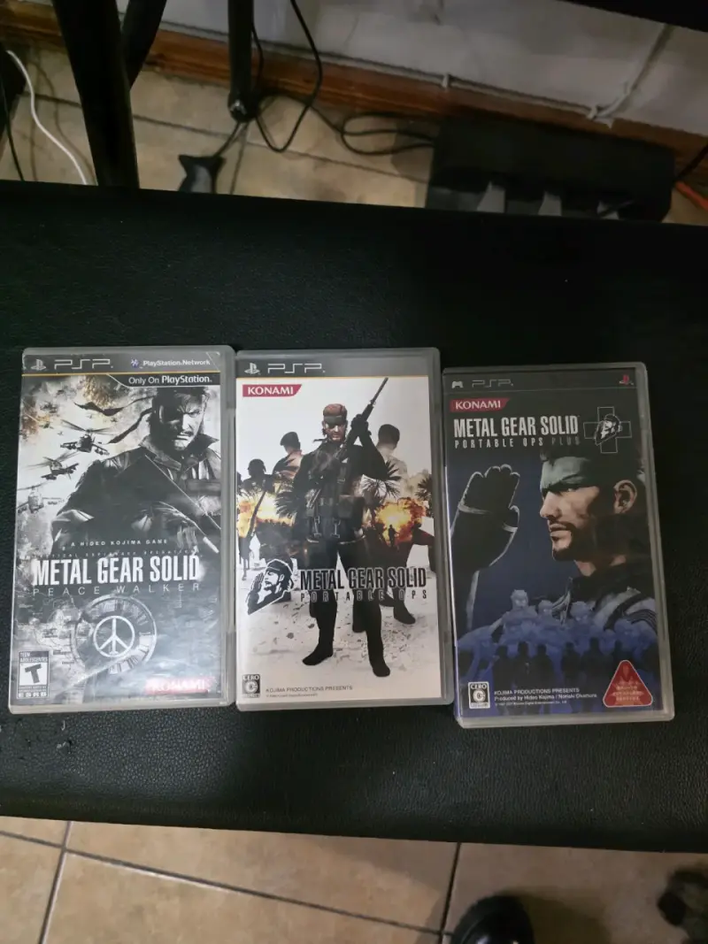 Consola PSP excelente estado + 3 juegos Metal Gear - 5