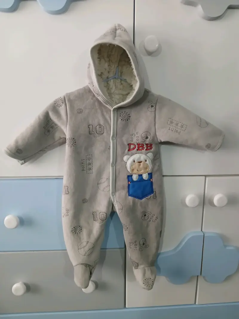 Enterito de bebé con capucha y diseño de oso