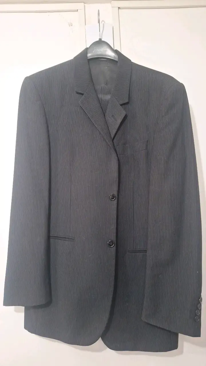 Traje formal de hombre a rayas - 1