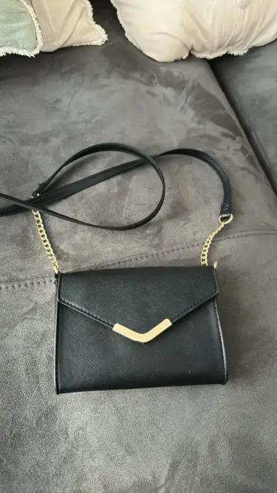 Cartera negra con cadena dorada Primark - miniatura 1