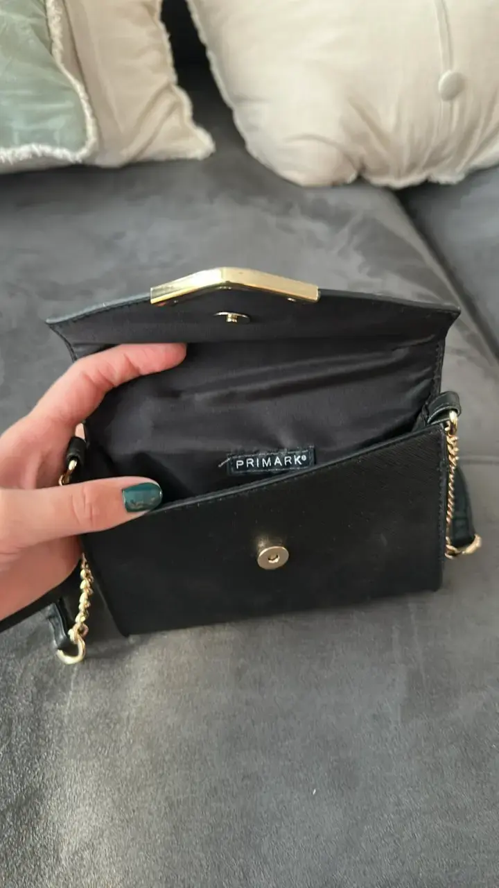 Cartera negra con cadena dorada Primark - 2