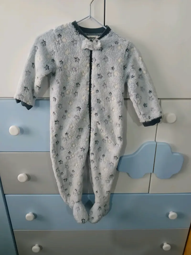 Enterito de bebé polar gris con estampado