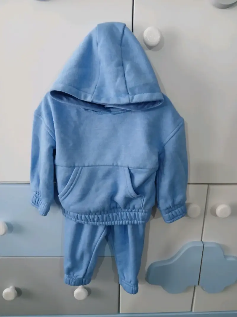 Conjunto de bebé azul con capucha