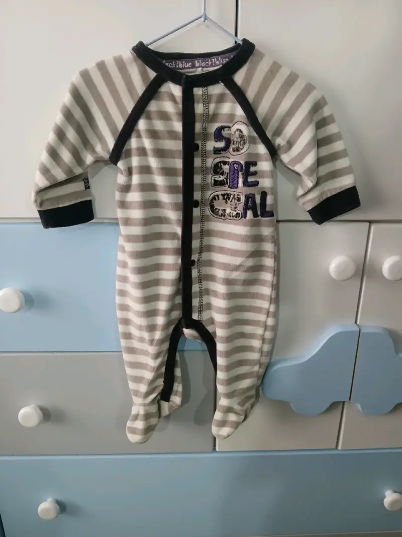 Enterito de bebé a rayas con diseño especial
