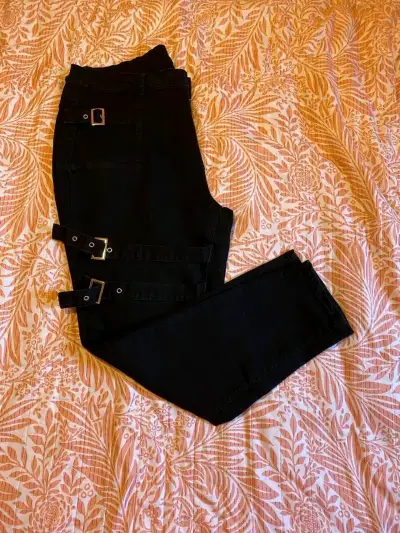 Pantalones negros con hebillas ajustables - miniatura 1