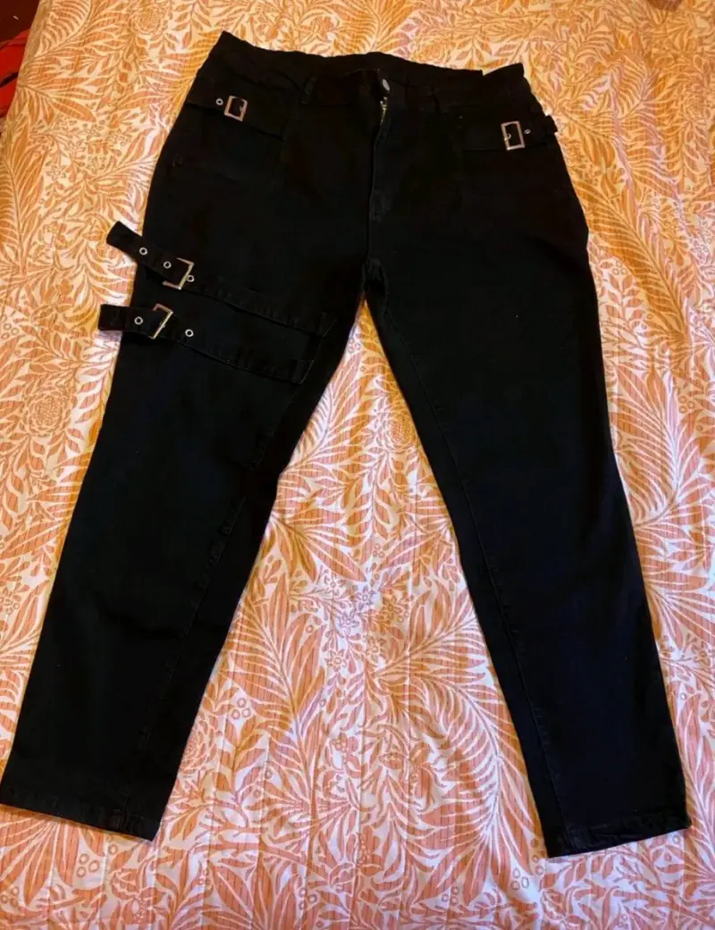 Pantalones negros con hebillas ajustables - 2