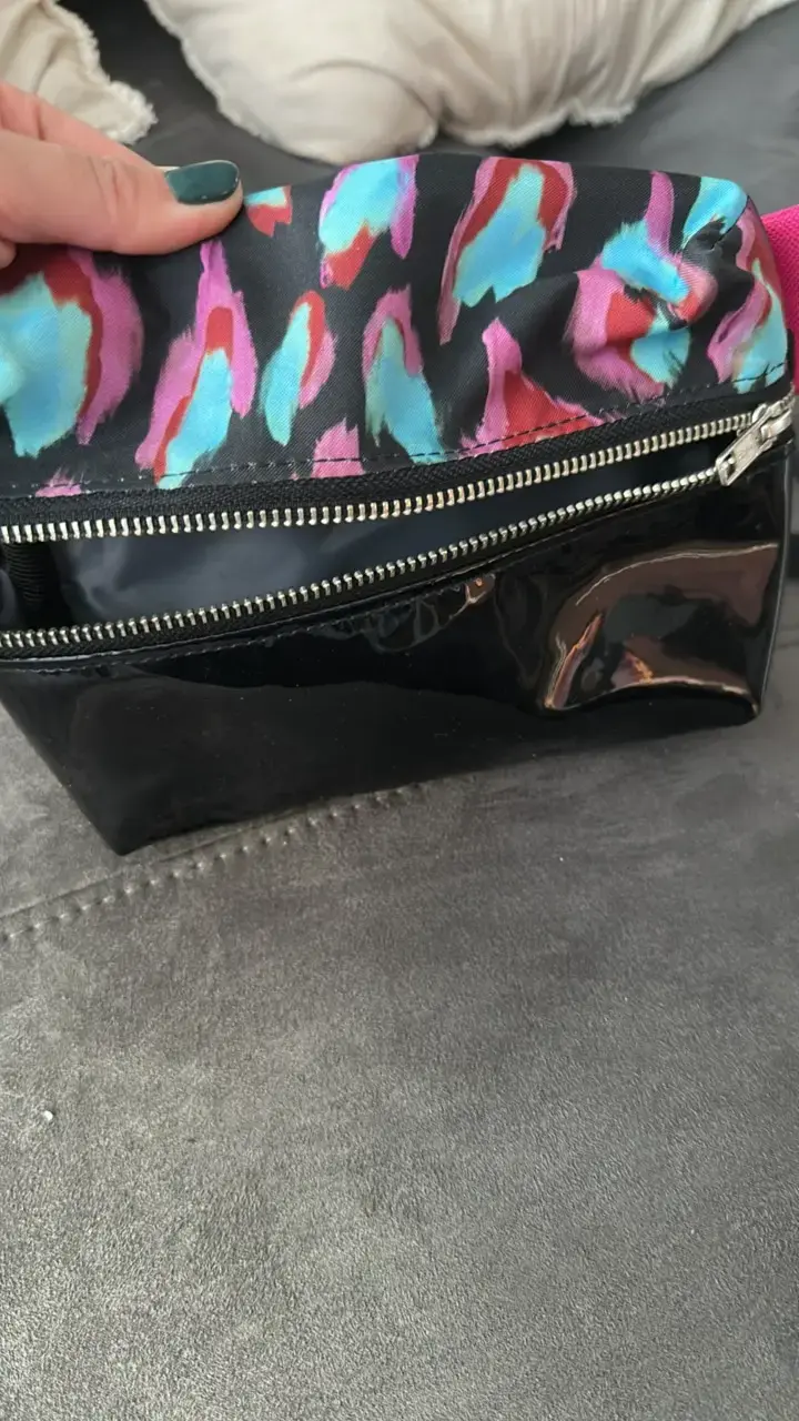 Riñonera negra con diseño colorido y cierre metálico - 2
