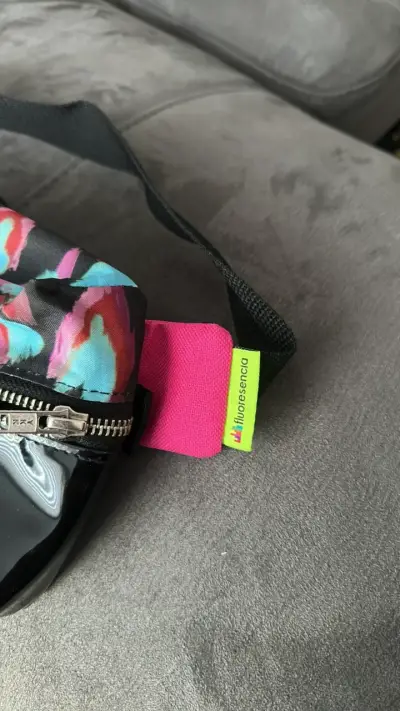 Riñonera negra con diseño colorido y cierre metálico - miniatura 3