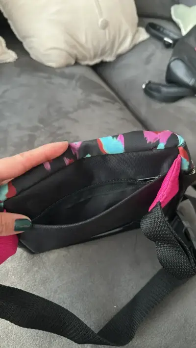 Riñonera negra con diseño colorido y cierre metálico - miniatura 4