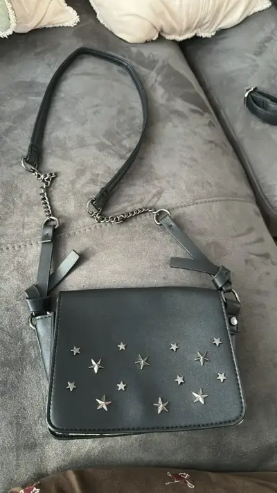 Cartera negra con estrellas metálicas - miniatura 1