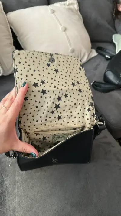Cartera negra con estrellas metálicas - miniatura 2
