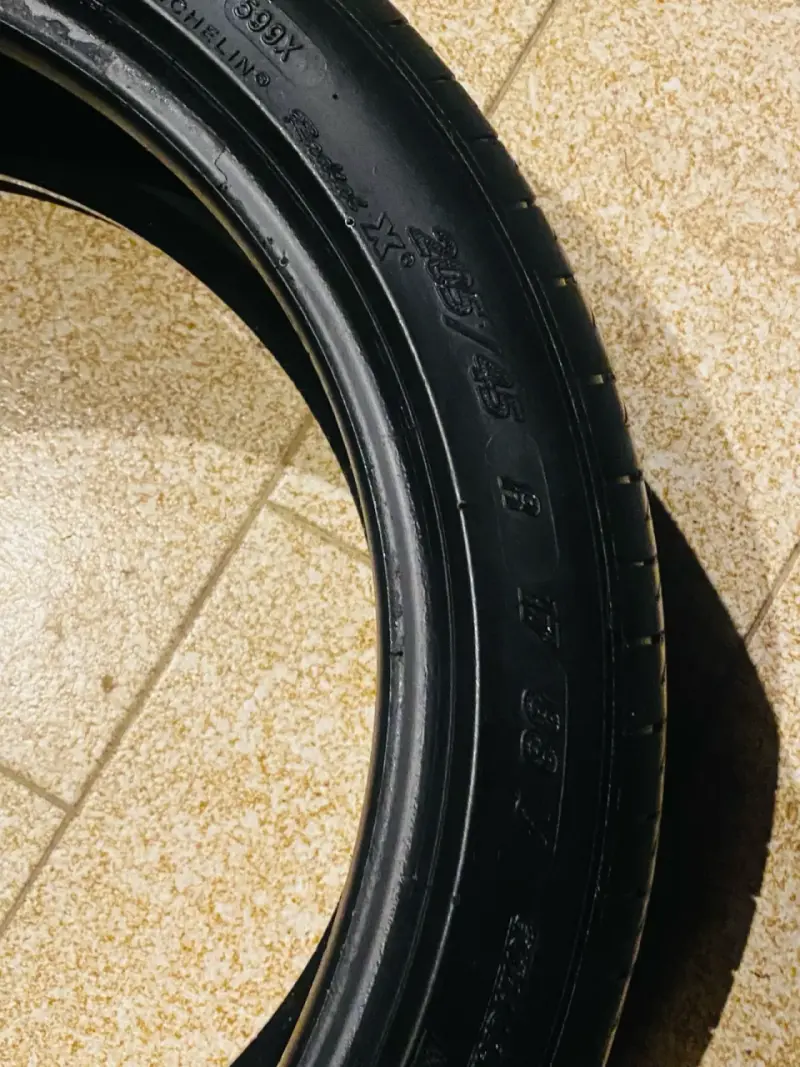 Neumático Michelin pilotexalto 245/45 R18 usado - 3