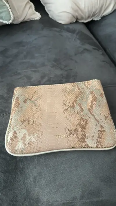 Clutch de piel sintética con diseño de serpiente - miniatura 1