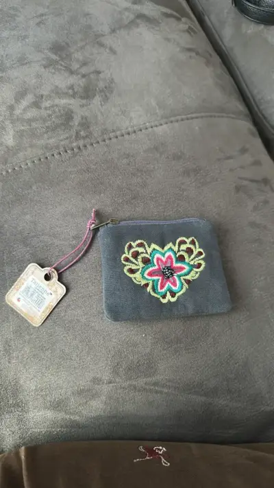 Monedero bordado con diseño floral - miniatura 1