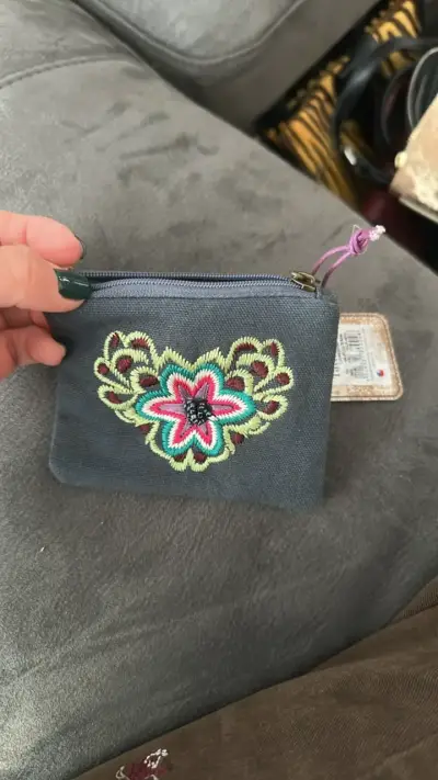 Monedero bordado con diseño floral - miniatura 2