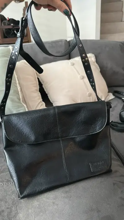 Cartera negra de cuero Lovings con correa ajustable - miniatura 1